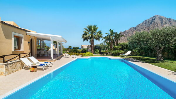 Afrodite: Buitenshuis, Zomer, zwembad