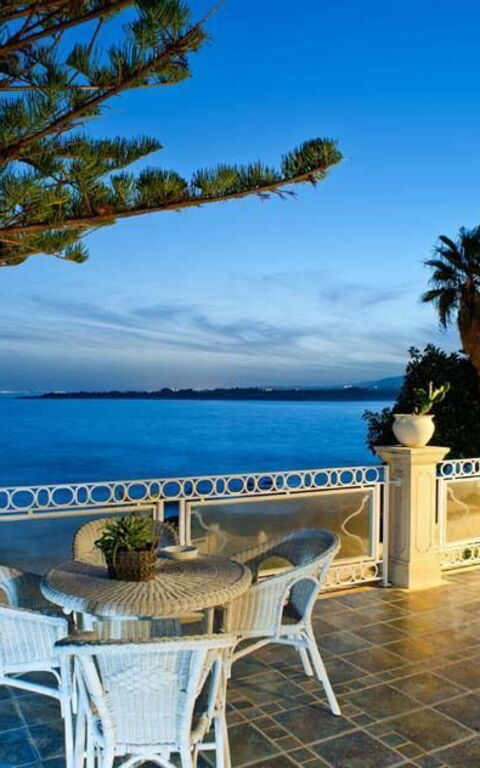 Villa Antares: Buitenshuis