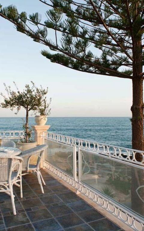 Villa Antares: Buitenshuis