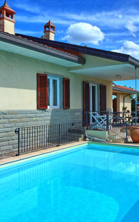 Villa Pratovecchio: Buitenkanten, Buitenshuis, zwembad