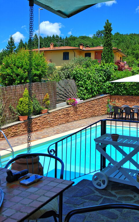 Villa Pratovecchio: Balkon / terras / patio, Buitenshuis, zwembad
