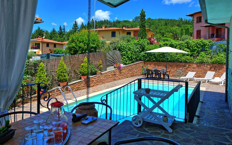 Villa Pratovecchio: Balkon / terras / patio, Buitenshuis, zwembad