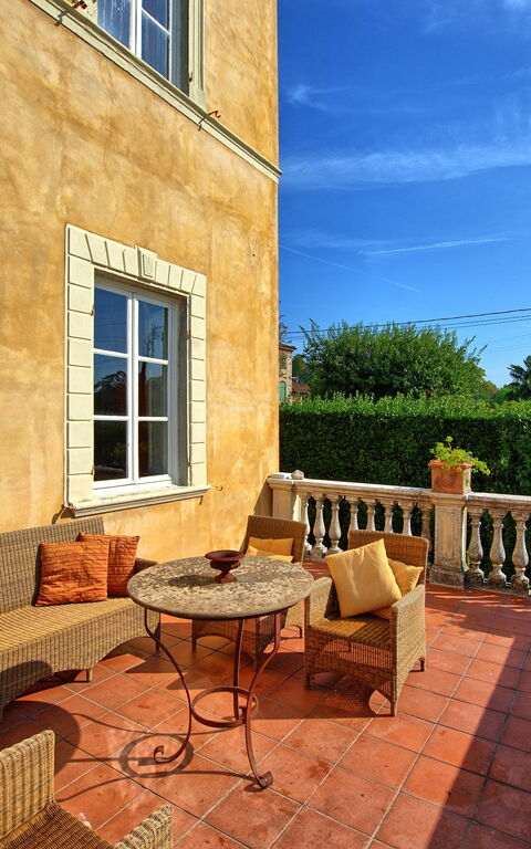 Villa Fiamma: Buitenkanten, Buitenshuis