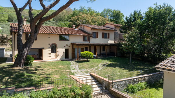 Villa Morandi: Buitenkanten, Buitenshuis, Keer bekeken, Tuin