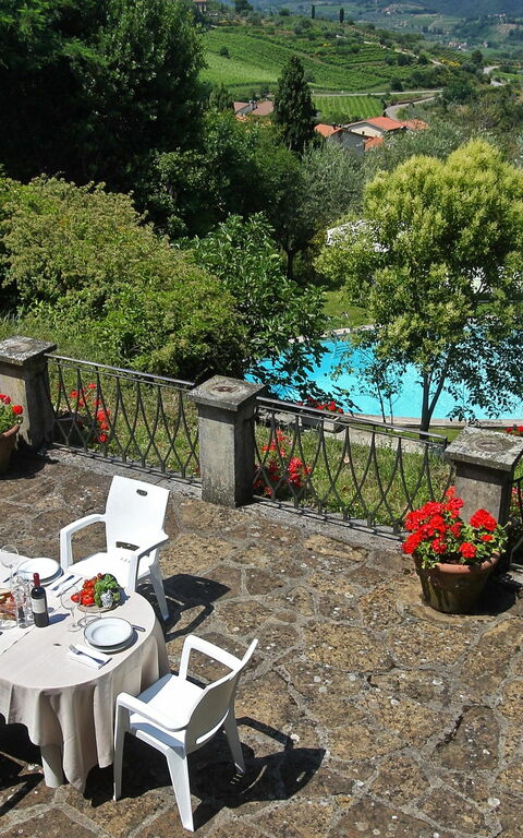 Villa Lucolena: Buitenshuis