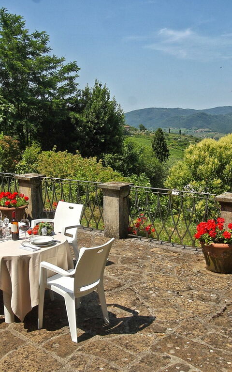 Villa Lucolena: Buitenshuis