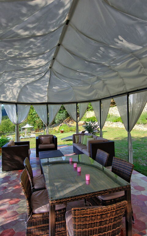 Villa Tenuta Lonciano: Balkon / terras / patio, Buitenshuis