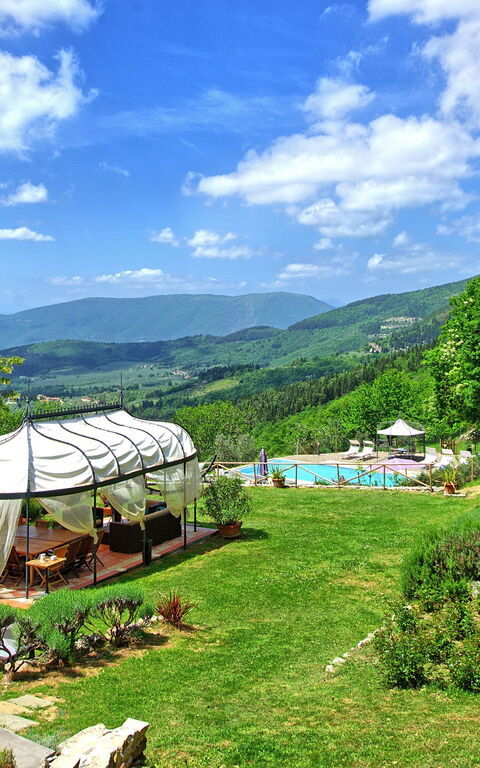 Villa Tenuta Lonciano: Buitenshuis, Keer bekeken, Tuin, Zomer