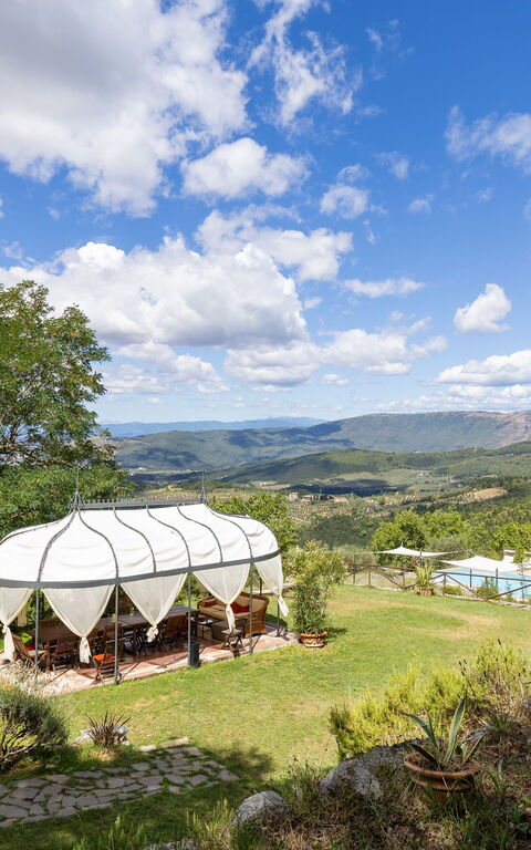 Villa Tenuta Lonciano: Buitenshuis, Tuin