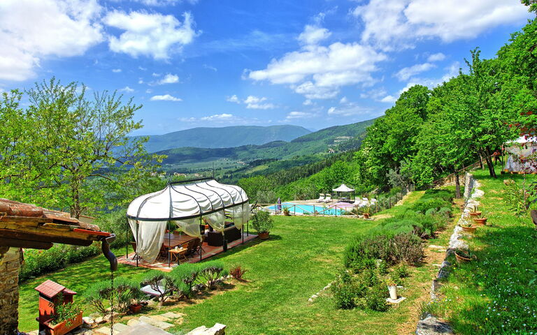Villa Tenuta Lonciano: Buitenshuis, Keer bekeken, Tuin, Zomer
