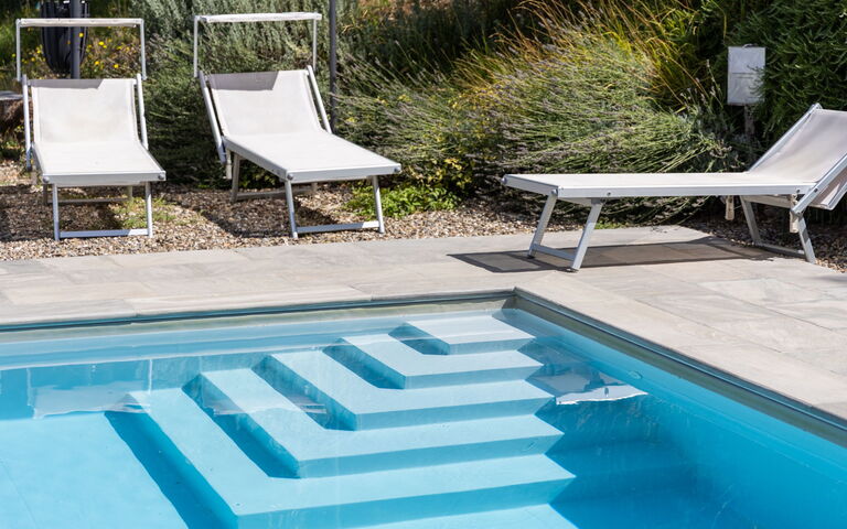 Villa Tenuta Lonciano: Buitenshuis, zwembad