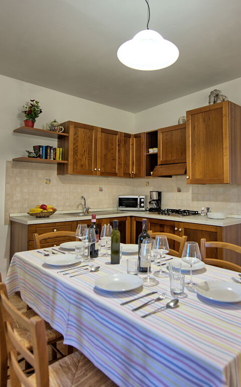 Villa Picchio: Keuken, Lunchroom, Woonkamer