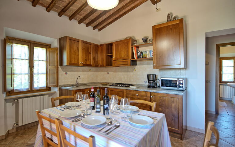 Villa Picchio: Keuken, Lunchroom, Woonkamer