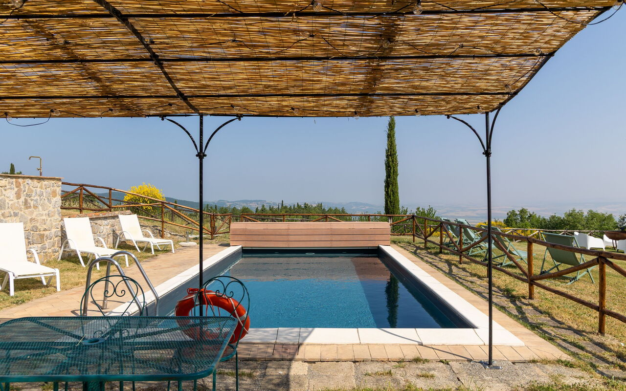 Villa San Michele: Balkon / terras / patio, Buitenshuis, zwembad