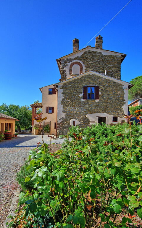 Villa Uccellaia: Buitenkanten, Buitenshuis, Tuin