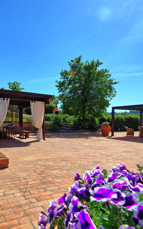 Villa Nora: Buitenshuis