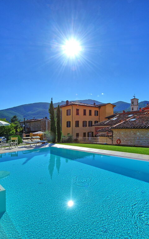 Flavia: Buitenshuis, zwembad