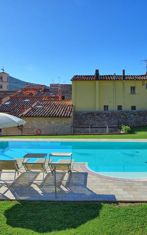 Flavia: Buitenshuis, zwembad