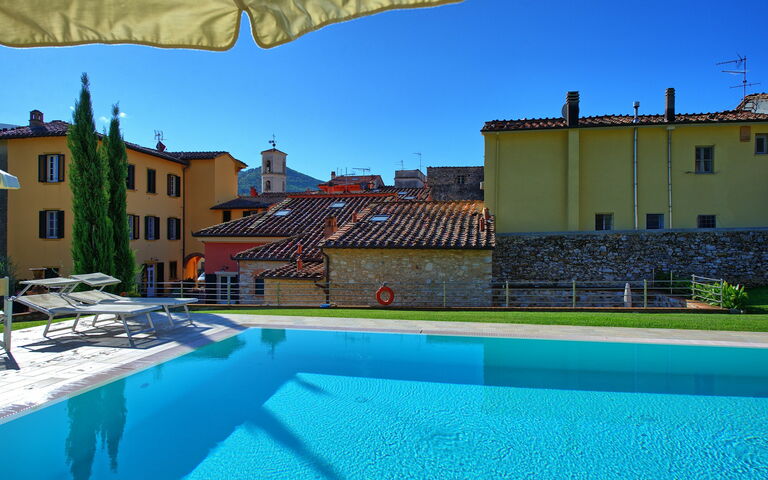 Flavia: Buitenkanten, Buitenshuis, Keer bekeken, Tuin, Zomer, zwembad