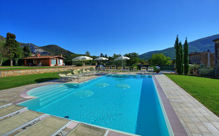 Flavia: Buitenshuis, Tuin, zwembad