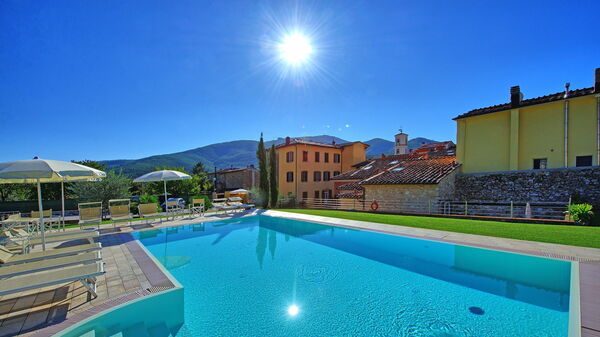 Flavia: Buitenshuis, zwembad