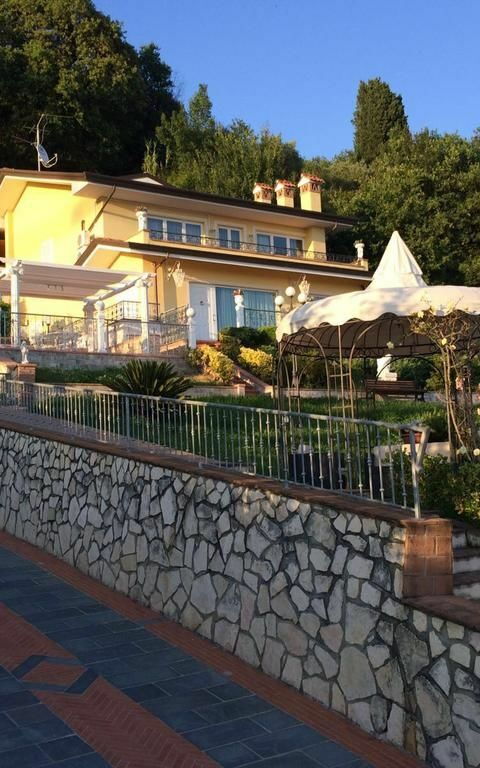 Villa Sophia: Buitenshuis