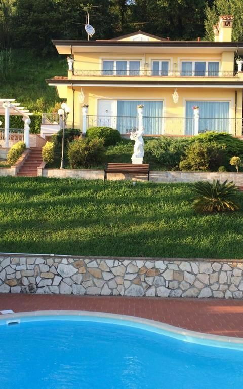 Villa Sophia: Buitenshuis, zwembad