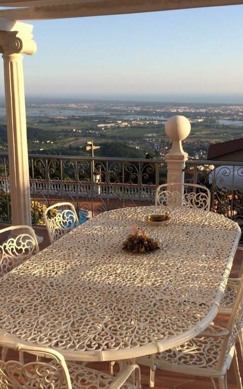 Villa Sophia: Buitenshuis