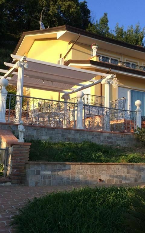 Villa Sophia: Buitenshuis