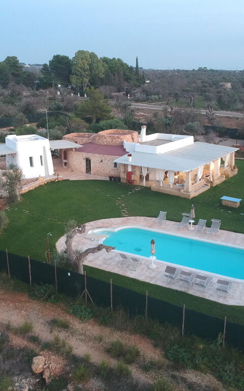 Trullo Torre Suda: Tuin, zwembad