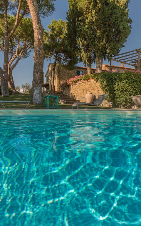 Villa Poggiospinoso: Buitenshuis, zwembad