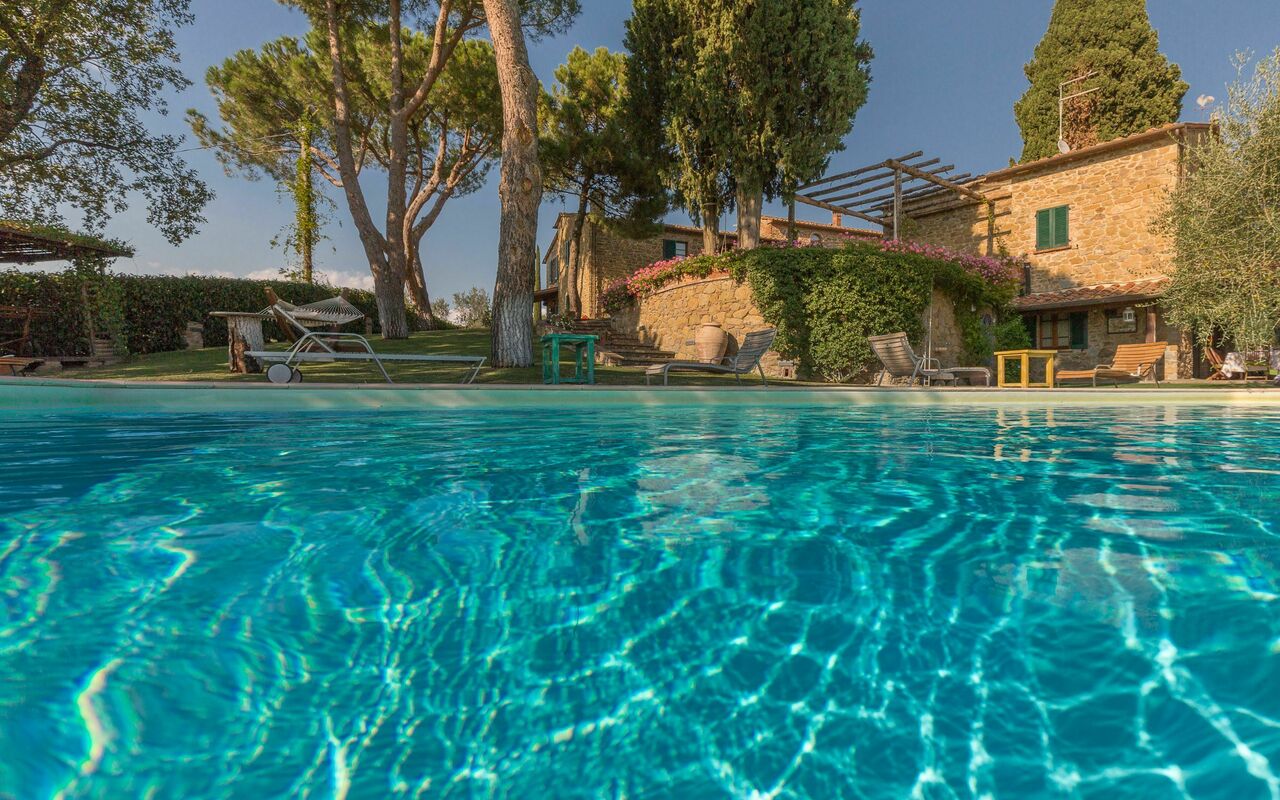 Villa Poggiospinoso: Buitenshuis, zwembad