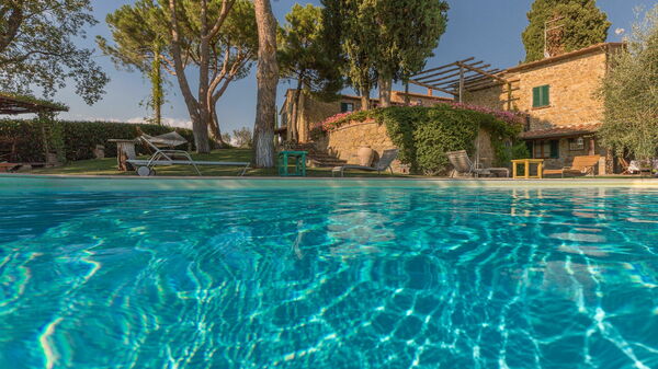 Villa Poggiospinoso: Buitenshuis, zwembad