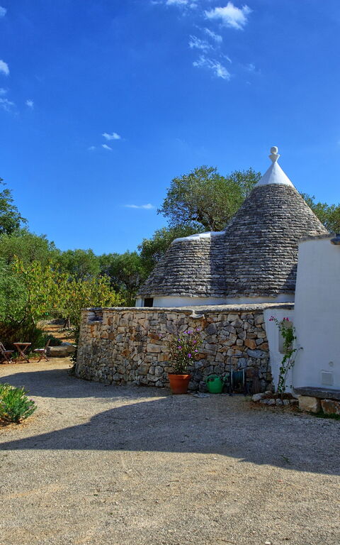 Trullo Pascarosa: Buitenkanten, Buitenshuis