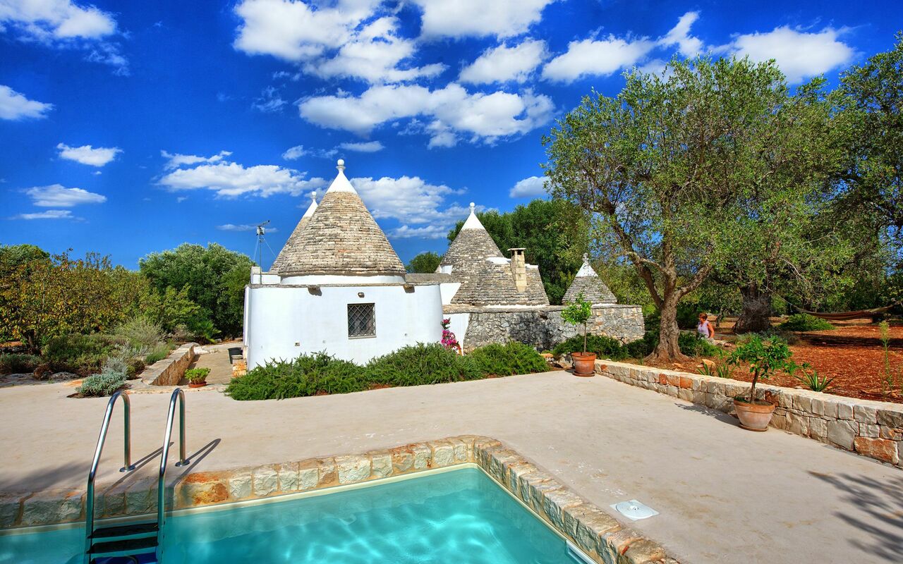 Trullo Pascarosa: Tuin, zwembad