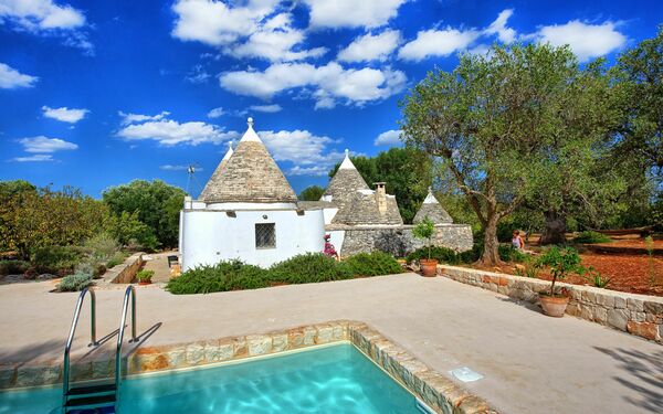 Trullo Pascarosa: Tuin, zwembad