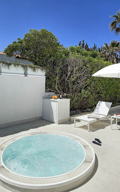 Marisol: bubbelbad, Buitenshuis