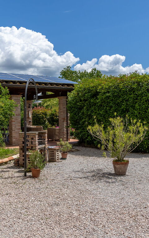 Casale Tiziano: Buitenkanten, Buitenshuis