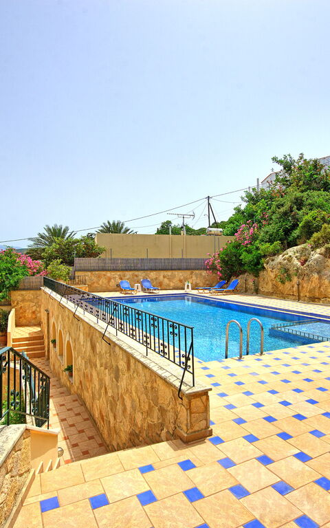 Villa Sevi Grande: Tuin, zwembad