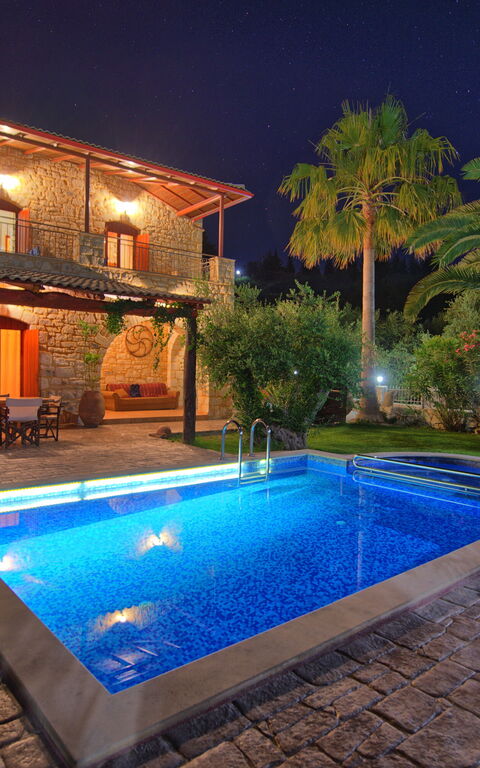 Villa Vrisses: Buitenshuis