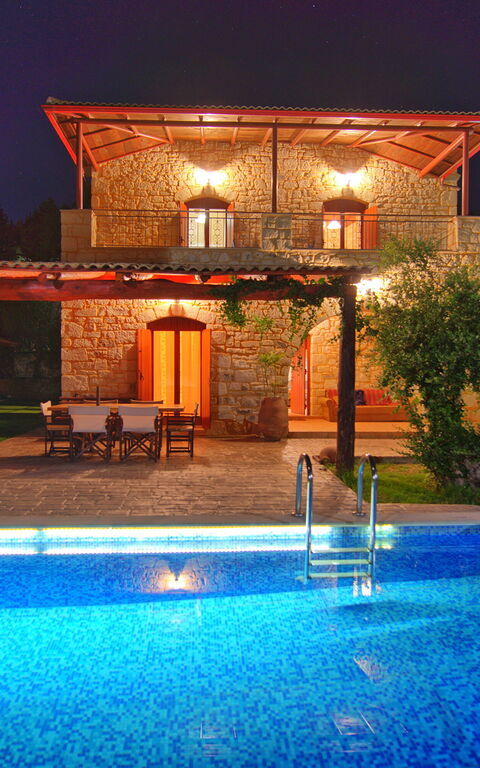 Villa Vrisses: Buitenshuis