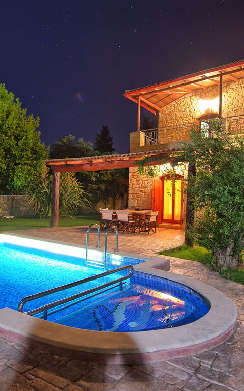 Villa Vrisses: Buitenshuis