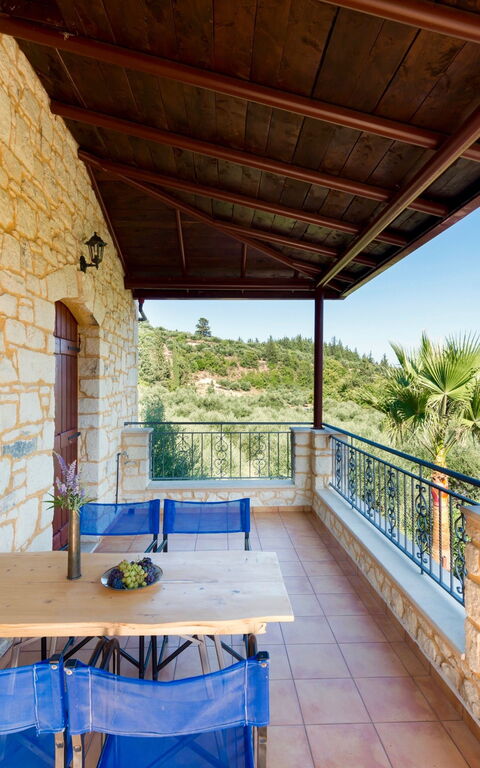 Villa Vrisses: Buitenshuis