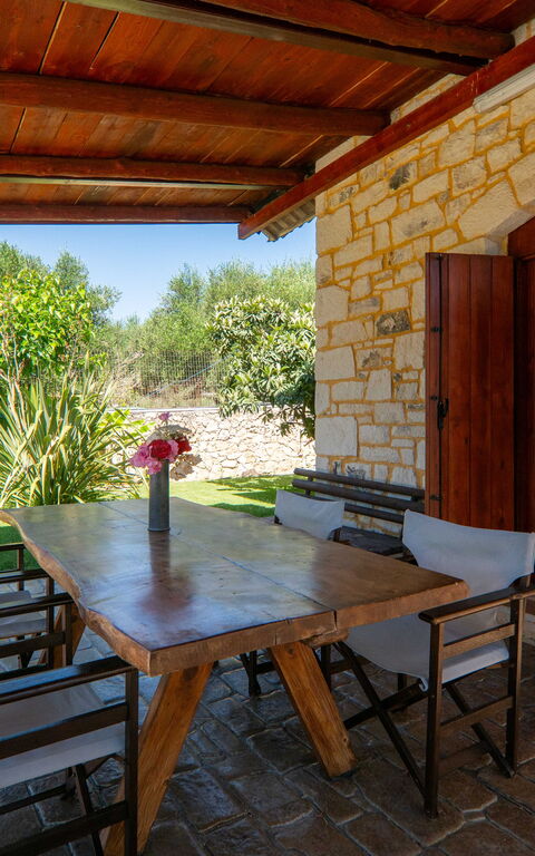 Villa Vrisses: Balkon / terras / patio, Buitenshuis, Tuin