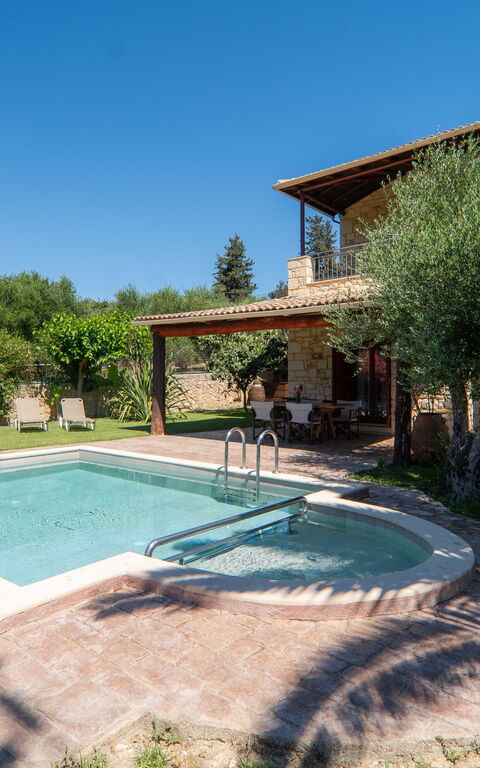 Villa Vrisses: Balkon / terras / patio, Buitenkanten, Buitenshuis, Tuin, zwembad