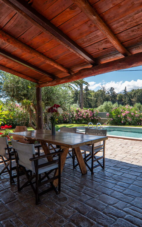 Villa Vrisses: Balkon / terras / patio, Buitenkanten, Buitenshuis, zwembad