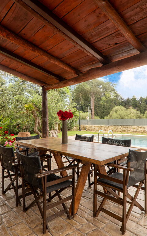 Villa Vrisses: Buitenshuis