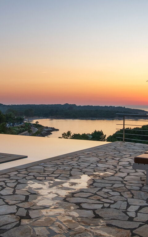 Beachfront Villa Seasun: Buitenshuis, Keer bekeken, zwembad