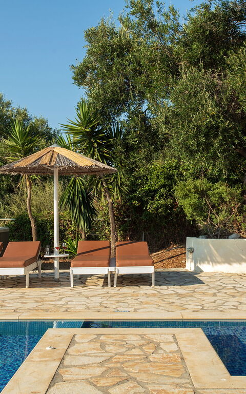 Beachfront Villa Seasun: Buitenshuis, zwembad