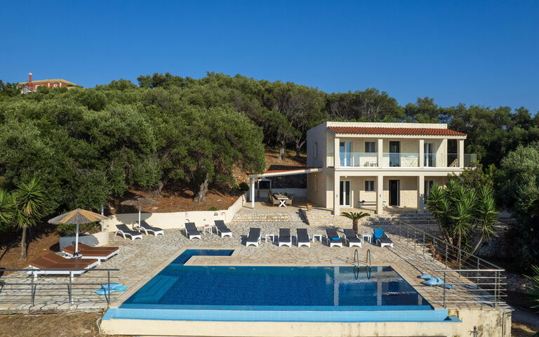 Beachfront Villa Seasun: Buitenkanten, Buitenshuis, zwembad